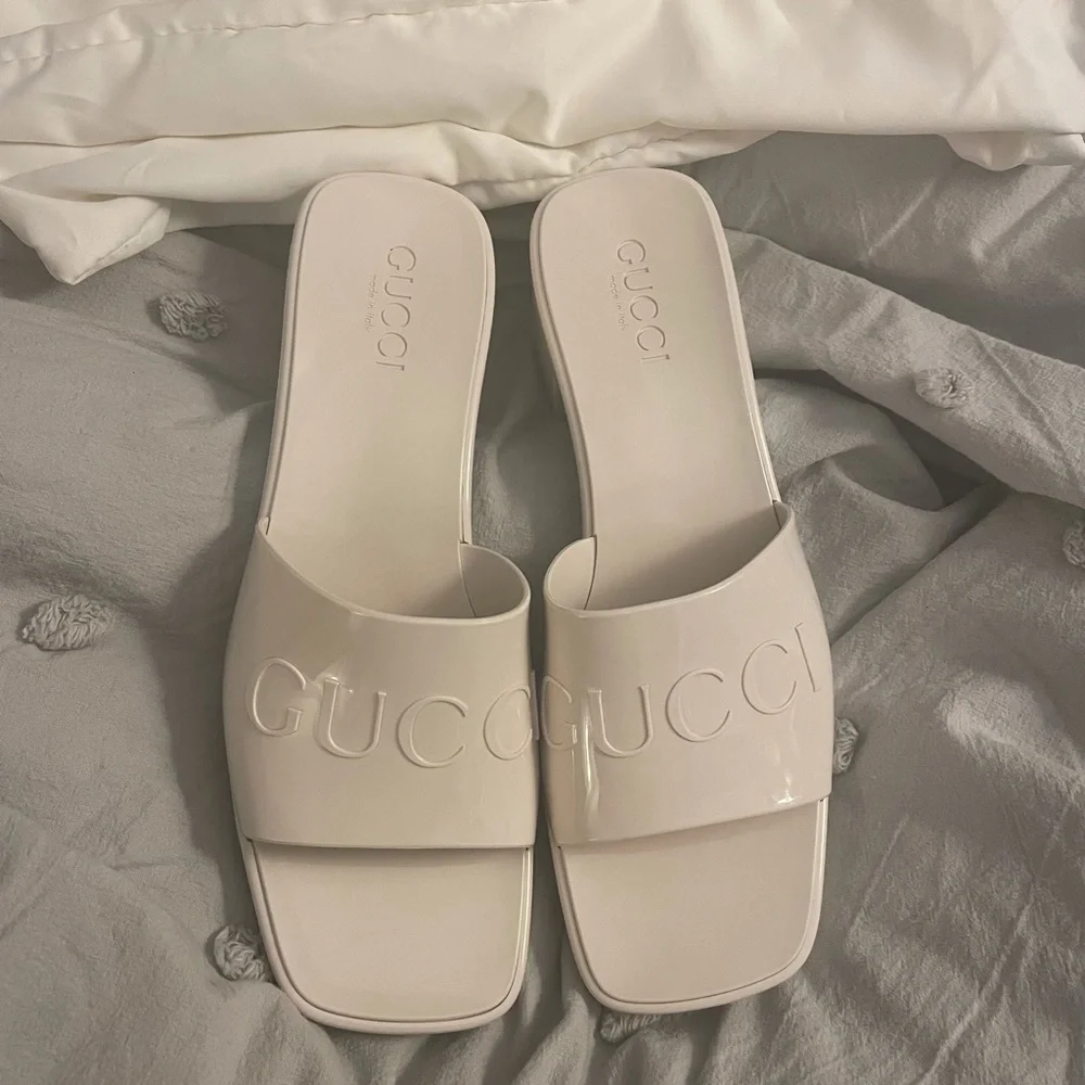 Gucci Patent Cream Logo Slide Sandals